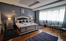 Crystal Central Apartment