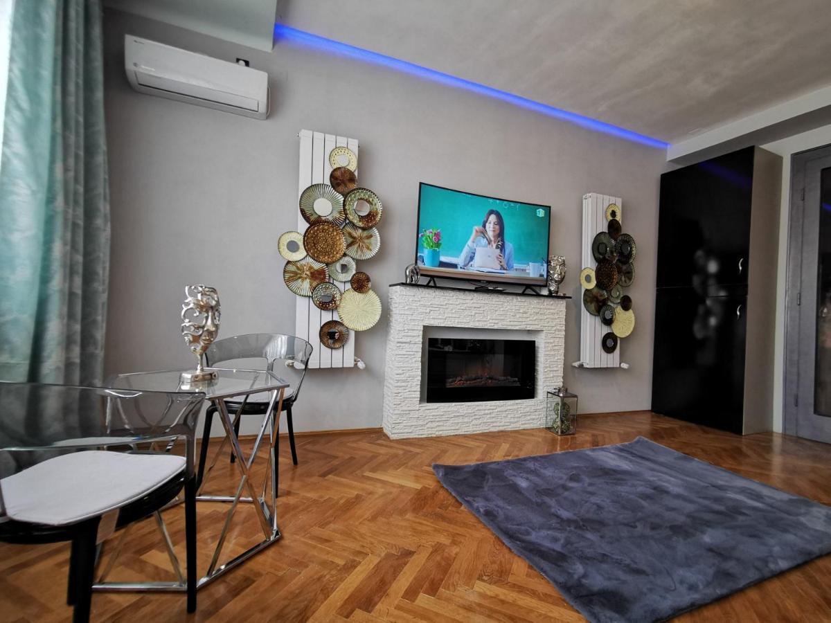 Crystal Central Apartment Braşov Esterno foto