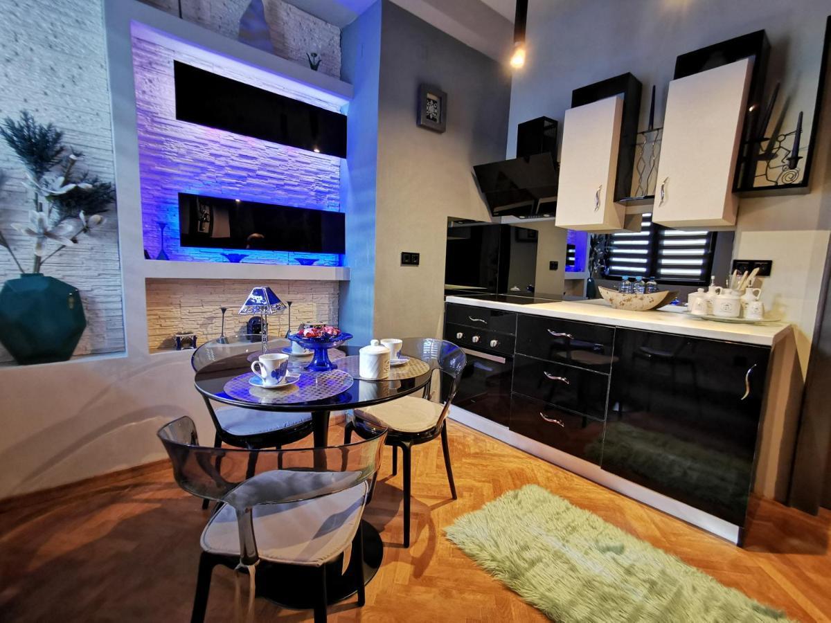 Crystal Central Apartment Braşov Esterno foto
